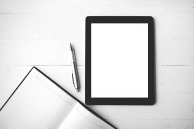 defter siyah ve beyaz renk stili ile tablet