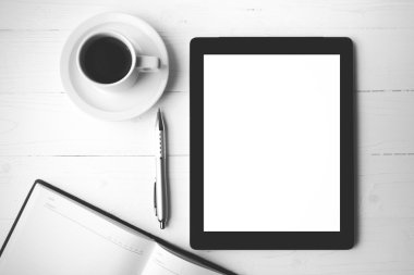 defter ve kahve fincan siyah ve beyaz renk stili ile tablet