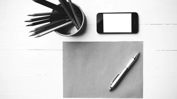 Cellphone met bruin papier en pen zwart-witte kleurstijl — Stockfoto