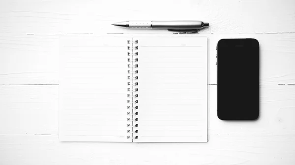 メモ帳とペンの黒と白のカラー スタイルの携帯電話 — ストック写真