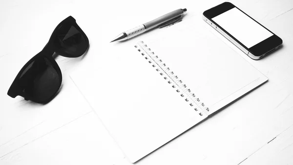 Celular com bloco de notas e caneta estilo de cor preto e branco — Fotografia de Stock