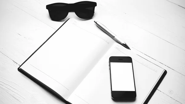 Celular com notebook e óculos de sol preto e branco cor sty — Fotografia de Stock