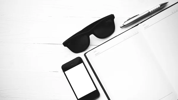 Celular com notebook e óculos de sol preto e branco cor sty — Fotografia de Stock