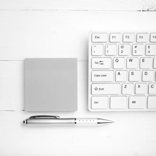 Computadora y pegajosa nota estilo de color blanco y negro — Foto de Stock