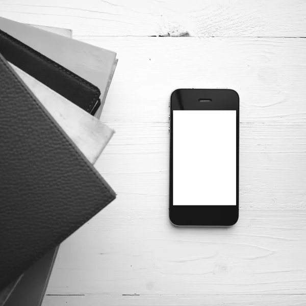 Handy mit Stapel von Buch Schwarz-Weiß-Farbton Stil — Stockfoto