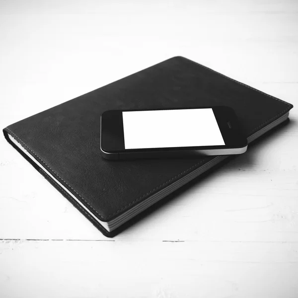 Mobilní telefon a notebook, černé a bílé barvy, stylu — Stock fotografie