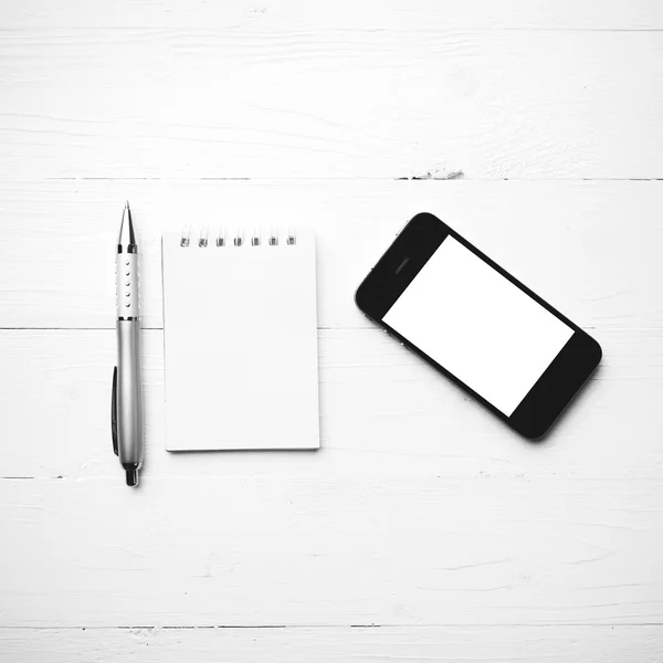 Mobil s Poznámkový blok a pero černé a bílé barvy stylu — Stock fotografie