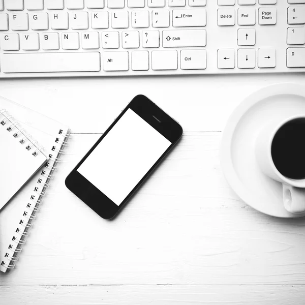 Handy mit Computer und Kaffeetasse schwarz-weiß — Stockfoto