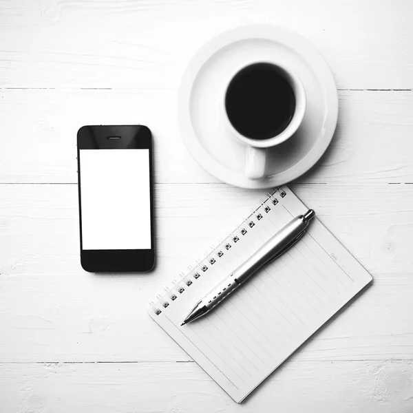 노트북과 커피 컵 흑백 색상 촌 핸드폰 — 스톡 사진