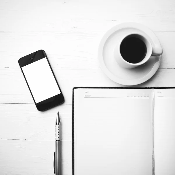 Handy mit Notizbuch und Kaffeetasse schwarz-weiß — Stockfoto