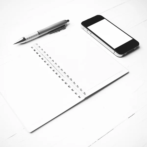 Teléfono celular con bloc de notas y pluma estilo de color blanco y negro — Foto de Stock