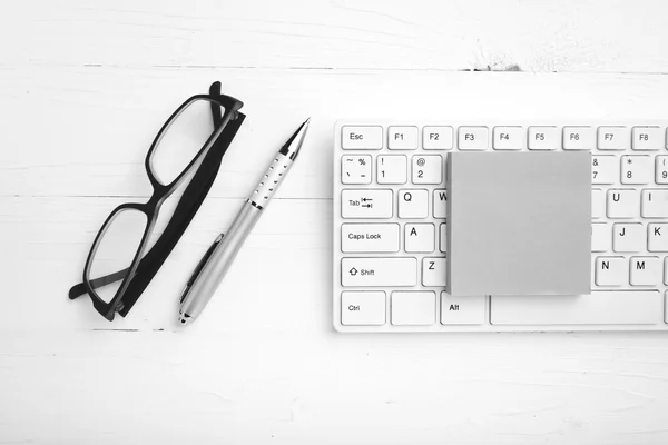 Renk stili bilgisayar ve yapışkan not siyah ve beyaz — Stok fotoğraf