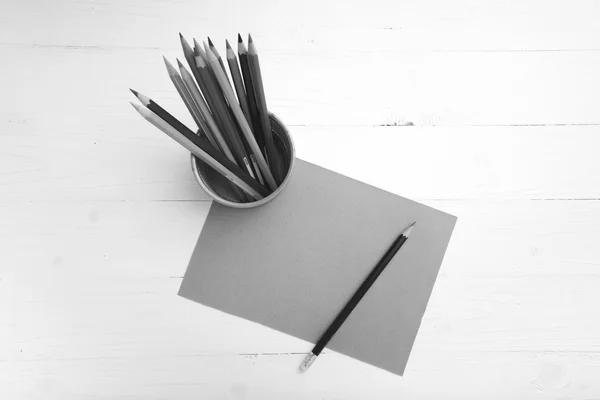 Papier brun et crayon de couleur style de couleur noir et blanc — Photo