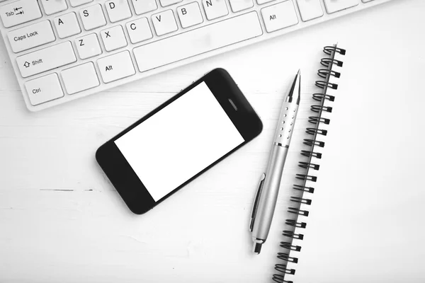 Computer und Handy mit Notizbuch und Stift schwarz-weiß — Stockfoto