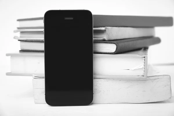 Handy mit Stapel von Buch Schwarz-Weiß-Farbton Stil — Stockfoto