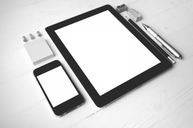 Tablet ve cellphone ile ofis malzemeleri siyah ve beyaz renk
