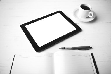 siyah ve beyaz renk stili tablet ile ofis malzemeleri