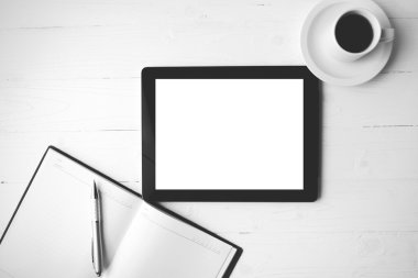 defter ve kahve fincan siyah ve beyaz renk stili ile tablet