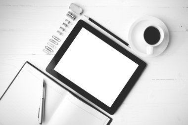 defter ve kahve fincan siyah ve beyaz renk stili ile tablet