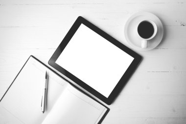defter ve kahve fincan siyah ve beyaz renk stili ile tablet