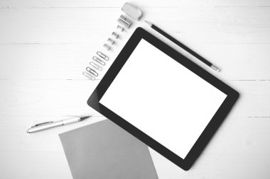 siyah ve beyaz renk stili tablet ile ofis malzemeleri