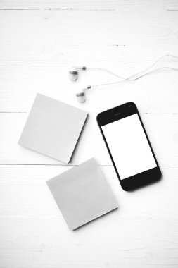 cep telefonu ve yapışkan not siyah ve beyaz renk stili