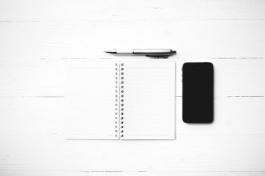 Not defteri ve kalem siyah ve beyaz renk stili ile cep telefonu
