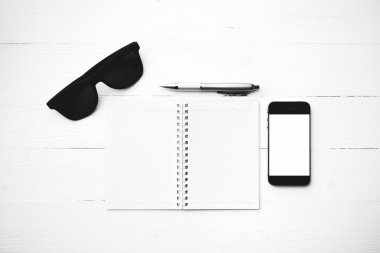 Not defteri ve kalem siyah ve beyaz renk stili ile cep telefonu