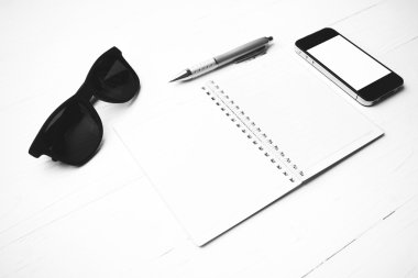 Not defteri ve kalem siyah ve beyaz renk stili ile cep telefonu