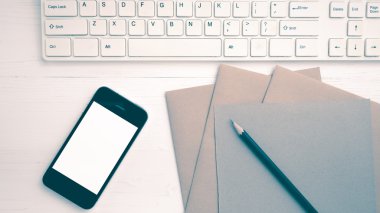 bilgisayar ve cep telefonu ile kahverengi kağıt ve kalem vintage tarzı