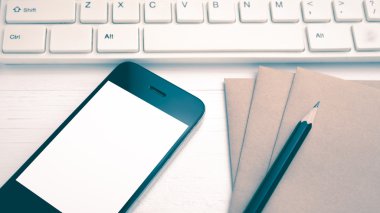 bilgisayar ve cep telefonu ile kahverengi kağıt ve kalem vintage tarzı