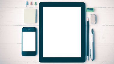 Tablet ve cellphone ile ofis malzemeleri vintage tarzı