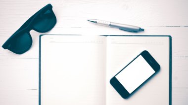 cep telefonu ile defter ve güneş gözlüğü vintage tarzı