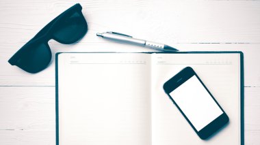 cep telefonu ile defter ve güneş gözlüğü vintage tarzı