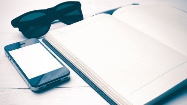 cep telefonu ile defter ve güneş gözlüğü vintage tarzı