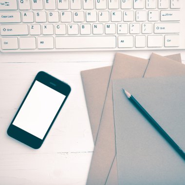 bilgisayar ve cep telefonu ile kahverengi kağıt ve kalem vintage tarzı