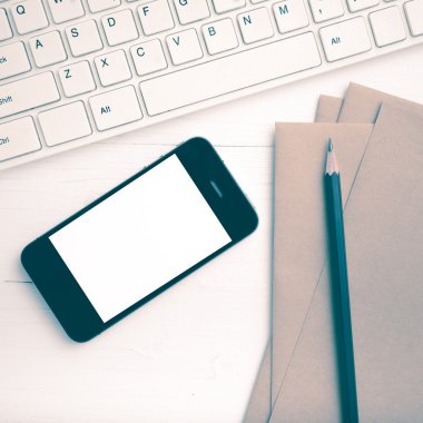 bilgisayar ve cep telefonu ile kahverengi kağıt ve kalem vintage tarzı