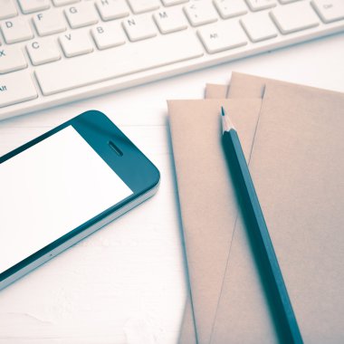 bilgisayar ve cep telefonu ile kahverengi kağıt ve kalem vintage tarzı