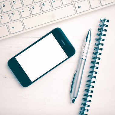 bilgisayar ve cep telefonu ile defter ve kalem vintage tarzı