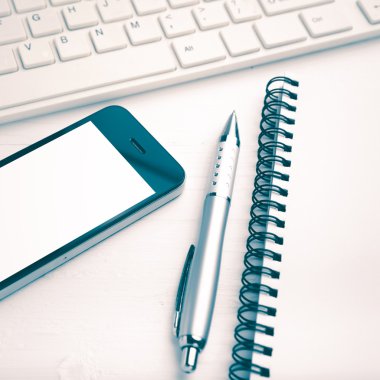 bilgisayar ve cep telefonu ile defter ve kalem vintage tarzı