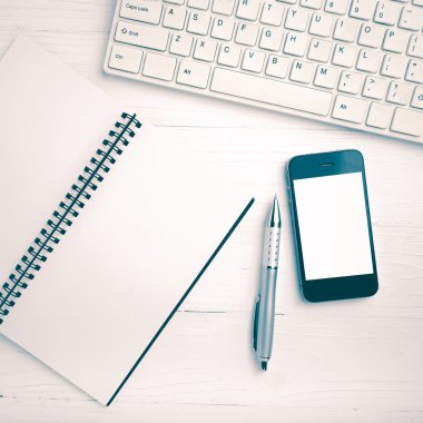 bilgisayar ve cep telefonu ile defter ve kalem vintage tarzı