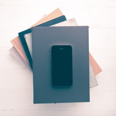 kitap vintage tarzı yığını ile cep telefonu