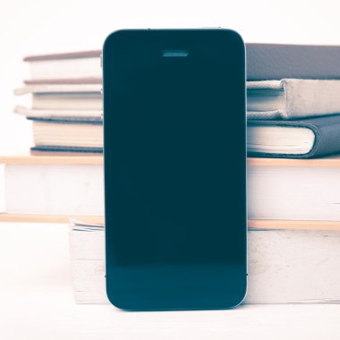 kitap vintage tarzı yığını ile cep telefonu