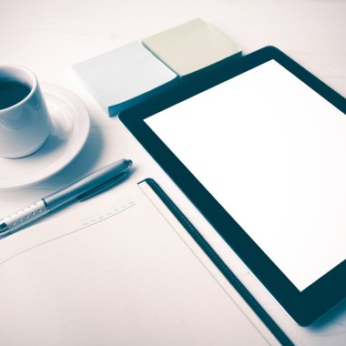 defter ve kahve Kupası vintage tarzı ile tablet