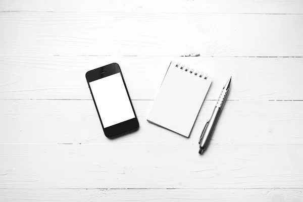 メモ帳とペンの黒と白のカラー スタイルの携帯電話 — ストック写真