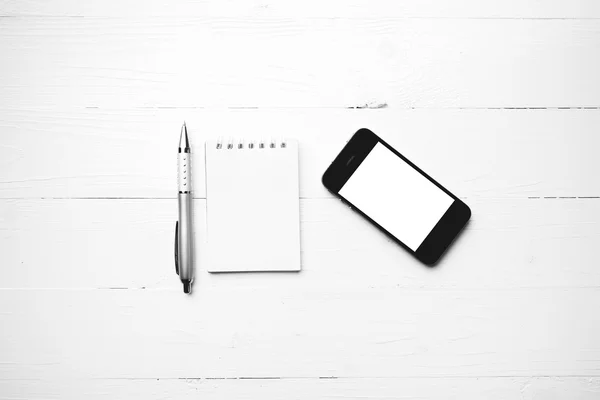 Mobil s Poznámkový blok a pero černé a bílé barvy stylu — Stock fotografie