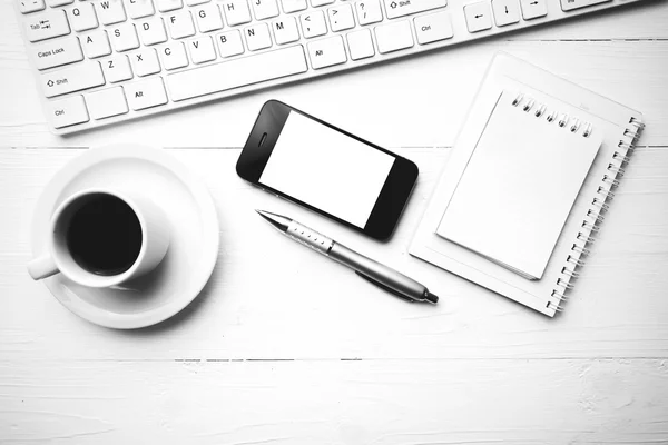 Cep telefonu ile bilgisayar ve kahve fincan siyah ve beyaz renk arpacık — Stok fotoğraf