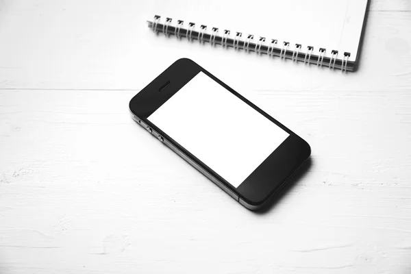 黒と白のカラー スタイルのメモ帳と携帯電話 — ストック写真