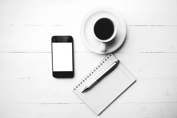Cellphone-val jegyzetfüzet és kávé csésze fekete-fehér színes stíl — Stock Fotó