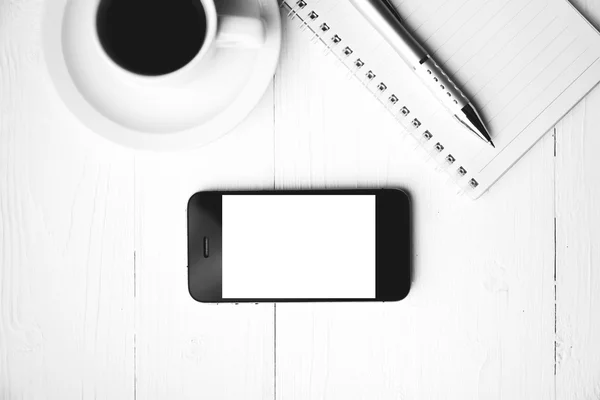 Celular com notebook e xícara de café preto e branco cor sty — Fotografia de Stock